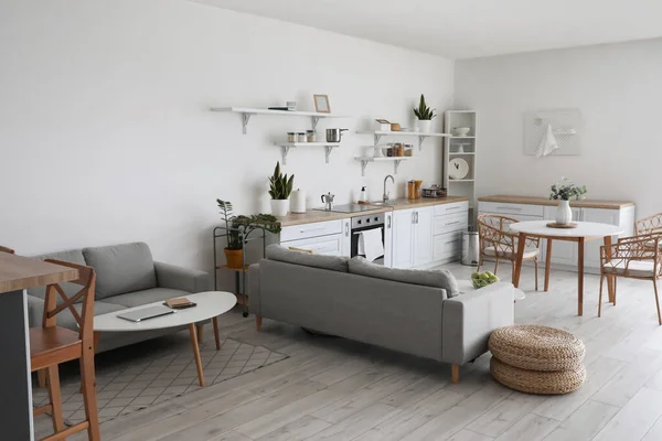 Interior Habitación Elegante Con Mostradores Modernos Sofás Mesa Con Ordenador — Foto de Stock