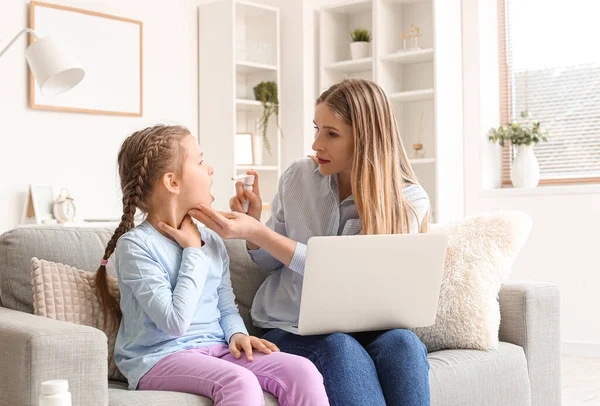 Mother Spraying Her Daughter Sore Throat While Video Chatting Doctor — Stock Photo, Image