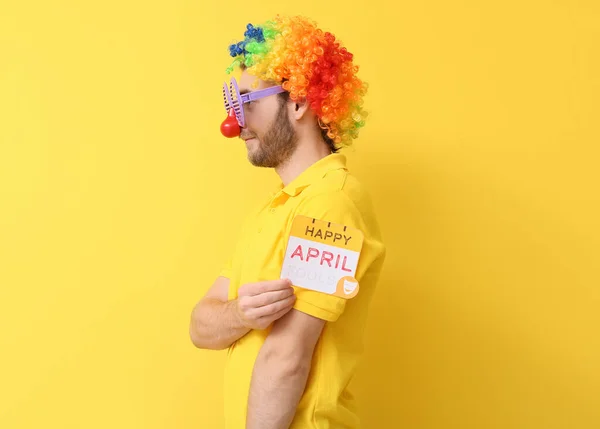 滑稽的年轻人化装了 带着黄色背景的卡片 四月愚人节庆祝活动 — 图库照片