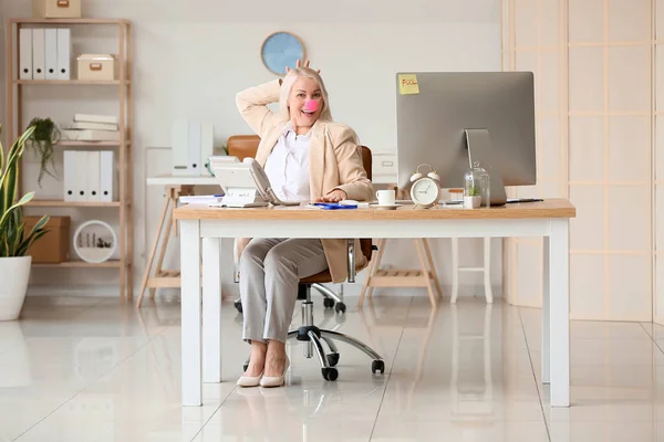 Funny Mature Woman Clown Nose Office April Fools Day Celebration — Stock Photo, Image