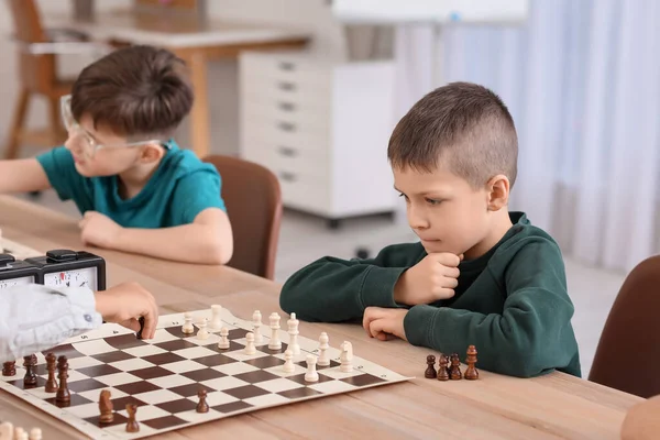 Små Barn Spelar Schack Turneringen Klubben — Stockfoto