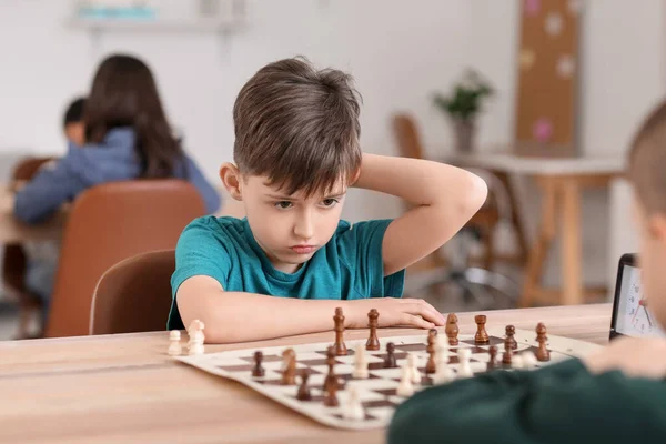 Små Barn Spelar Schack Turneringen Klubben — Stockfoto