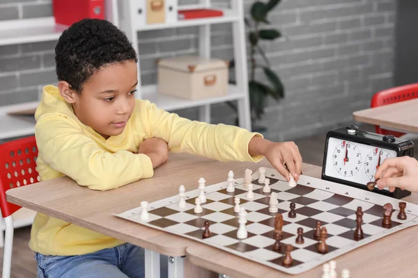 Menino Afro Americano Jogando Xadrez Durante Torneio Clube — Fotografia de Stock