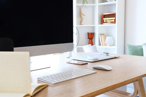 Computadora Moderna Teléfono Móvil Mesa Primer Plano — Foto de Stock