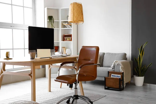 Işık odası içinde modern bilgisayarlı işyeri