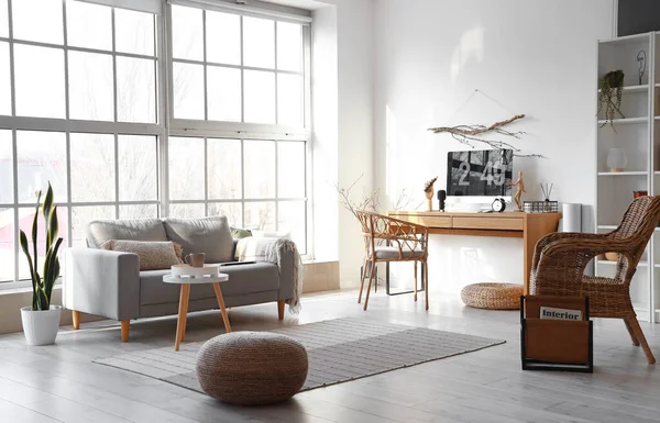 Interior Ruang Dengan Sofa Dan Tempat Kerja Modern — Stok Foto