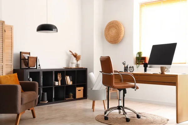 Stilvolles Interieur Eines Hellen Raumes Mit Modernem Arbeitsplatz — Stockfoto