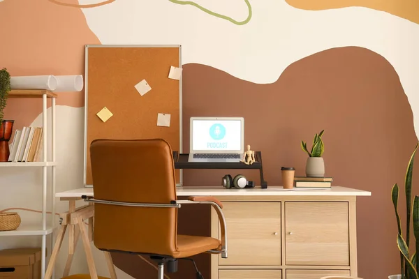 Nowoczesny Laptop Słuchawki Kubek Papierowy Napojem Stole Pobliżu Ściany Koloru — Zdjęcie stockowe