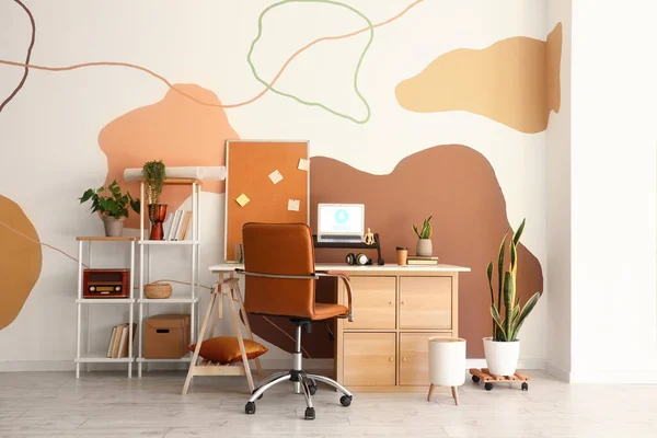 Modern Arbetsplats Med Laptop Och Moodboard Nära Färgvägg Rummets Inredning — Stockfoto