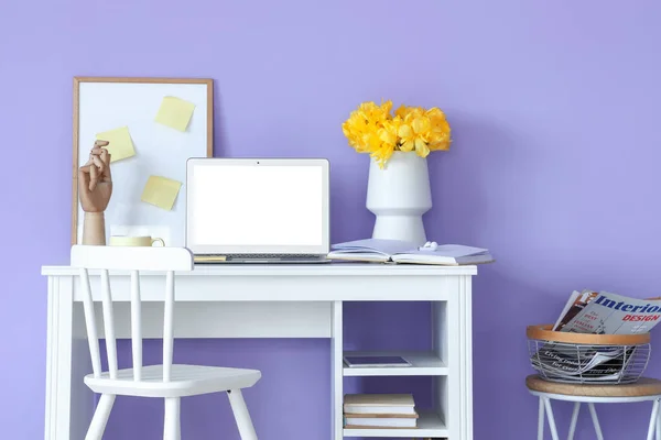 Modern Laptop Vase Flowers Table Color Wall — Stock Photo, Image