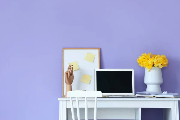 Moderner Laptop Und Vase Mit Blumen Auf Dem Tisch Der — Stockfoto