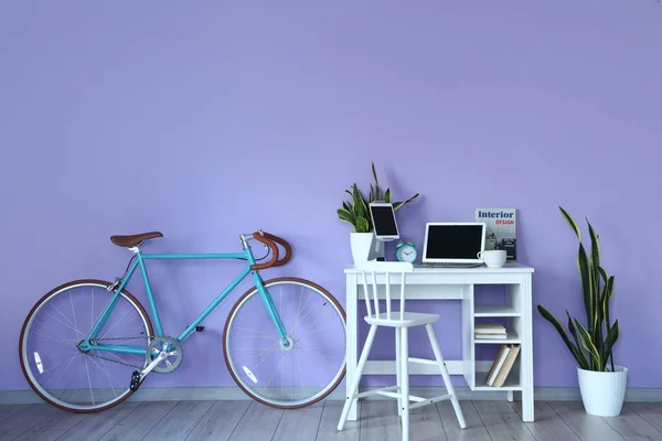 Rahat Bir Yeri Odanın Içindeki Renkli Duvarın Yanında Bisiklet — Stok fotoğraf