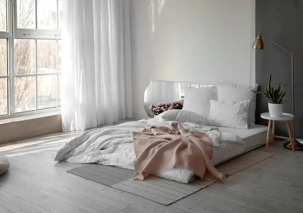 房间内部有舒适的床和室内盆栽 — 图库照片