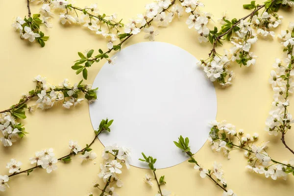 Gyönyörű Virágzó Tavaszi Ágak Üres Kártya Világos Színű Háttér Felső — Stock Fotó