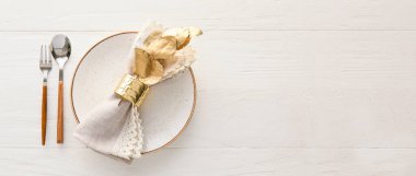 Beyaz ahşap arkaplanda metin için alanı olan basit zarif tablo ayarı