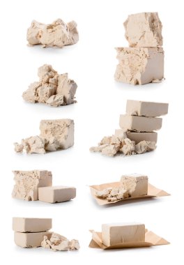 Sıkıştırılmış maya seti beyaza izole edildi