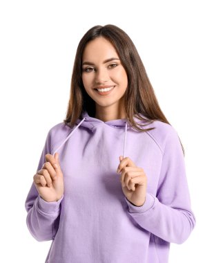 Beyaz arka planda şık kapüşonlu güzel bir kadın.