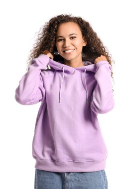 Beyaz arka planda şık bir kapüşonlu güzel Afro-Amerikalı kadın.