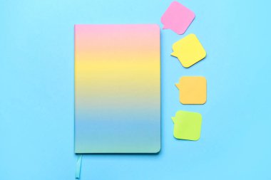 Renk arkaplanı üzerine not defteri ve yapışkan not kağıtları