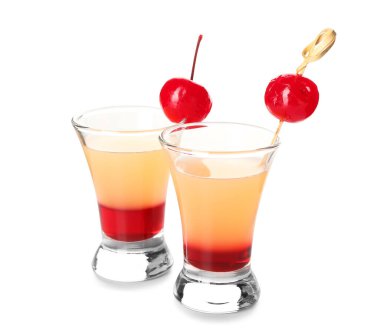 Beyaz arka planda Lezzetli Ananas Tepetaklak Kek Atışları