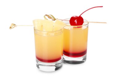 Beyaz arka planda Lezzetli Ananas Tepetaklak Kek Atışları