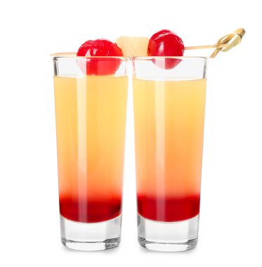 Beyaz arka planda Lezzetli Ananas Tepetaklak Kek Atışları