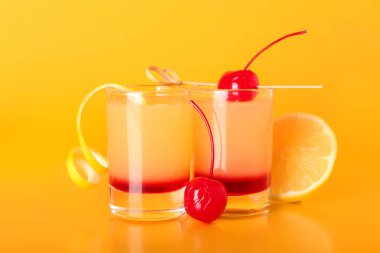 Turuncu arka planda Lezzetli Ananas Tepetaklak Kek Atışları