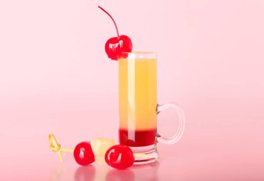 Lezzetli Ananas Ters Kek Çekimi Pembe arka planda