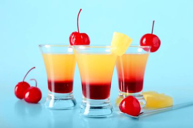 Lezzetli Ananas Tepetaklak Kek Şutları mavi arka planda, yakın plan