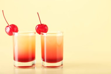 Lezzetli Ananas Ters Kek Atışları bej arka planda, yakın plan