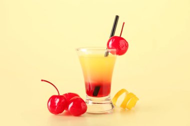 Bej arka planda Lezzetli Ananas Ters Kek Çekimi