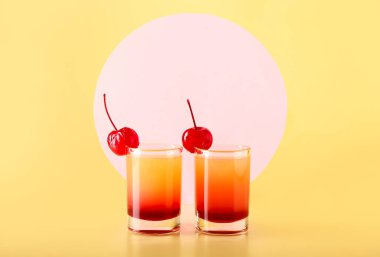 Bej arka planda Lezzetli Ananas Tepetaklak Pasta Atışları