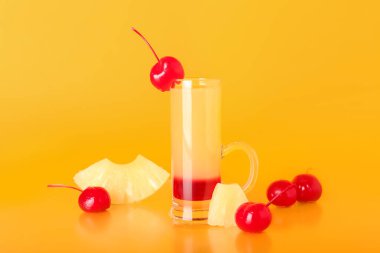 Turuncu arka planda Lezzetli Ananas Tepetaklak Kek Çekimi