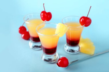 Lezzetli Ananas Tepetaklak Kek Şutları mavi arka planda, yakın plan