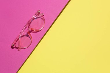 Renkli arkaplanda pembe gözlük