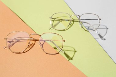 Renkli arkaplanda şık gözlük