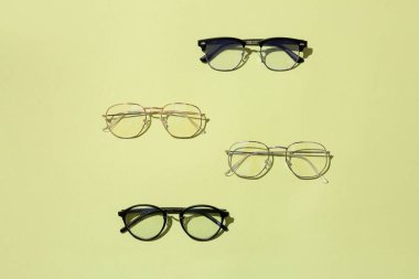 Renkli arkaplanda farklı gözlük