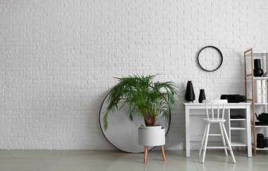 Çalışma yeri ve farklı ekipmanlarla modern fotoğraf stüdyosunun içinde.