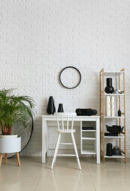 Fotoğraf stüdyosunda farklı ekipmanlara sahip iş yeri ve raf ünitesi