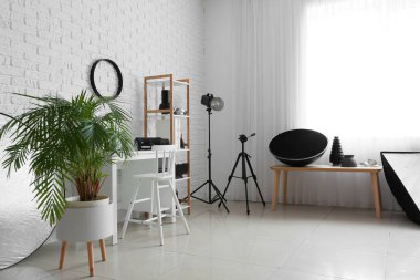 Rahat iş yeri ve farklı ekipmanlara sahip ışık fotoğraf stüdyosunun içi