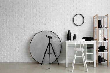 Çalışma yeri ve raf ünitesi modern fotoğraf stüdyosunun içinde farklı ekipmanlara sahip.