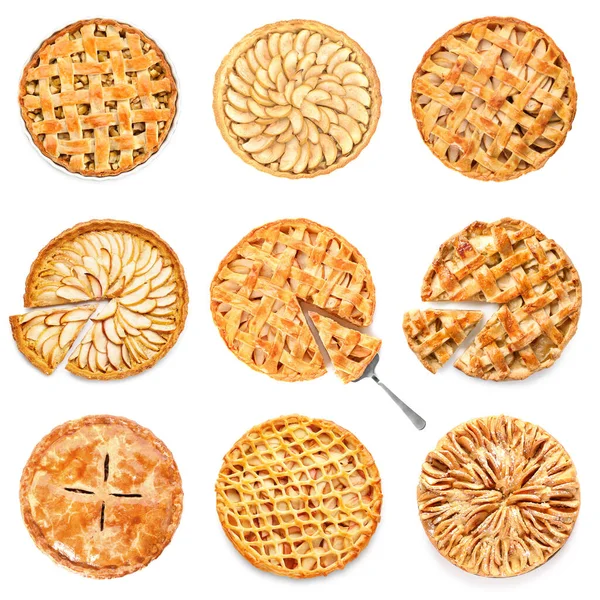 Beyaza izole edilmiş lezzetli elmalı turtalar.