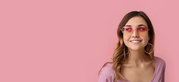 Pretty Smiling Young Woman Wearing Stylish Sunglasses Pink Background Space — Stock Fotó