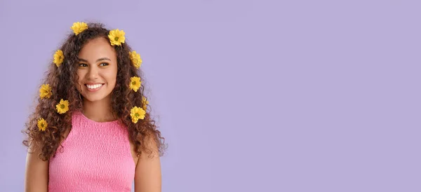Pretty Smiling African American Woman Flowers Her Hair Color Background — Stock Photo, Image
