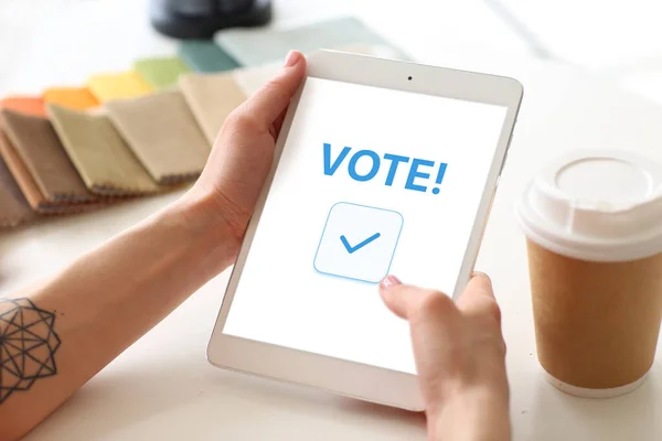 Young Woman Tablet Computer Voting Online Closeup — Stock Photo, Image