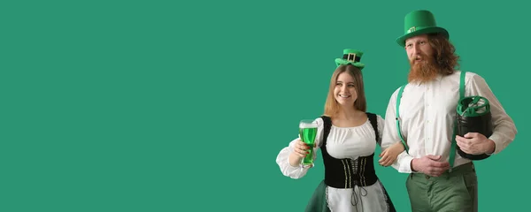 Casal Feliz Bebendo Cerveja Fundo Verde Com Espaço Para Texto — Fotografia de Stock