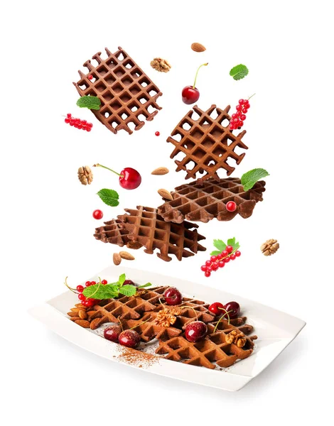 Teller Mit Fliegenden Schokoladenwaffeln Beeren Und Nüssen Auf Weißem Hintergrund — Stockfoto