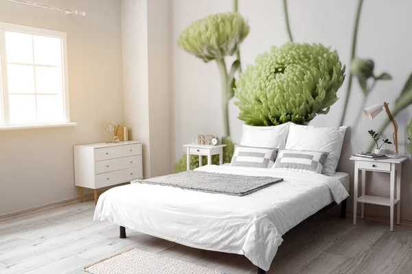 Большая Кровать Возле Светлой Стены Изображением Красивых Цветов Спальне — стоковое фото