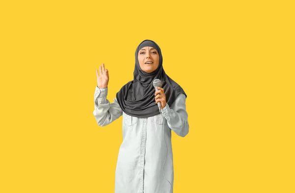 Muslimischer Musiklehrer Mit Mikrofon Auf Farbigem Hintergrund — Stockfoto