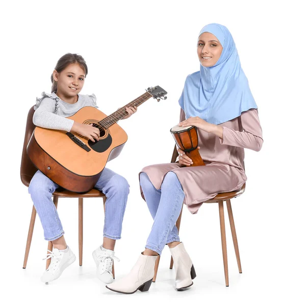 Private Muslimische Musiklehrerin Erteilt Kleinen Mädchen Unterricht Auf Weißem Hintergrund — Stockfoto